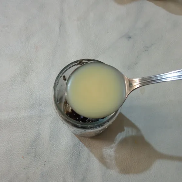 Tuang krimer kental manis.