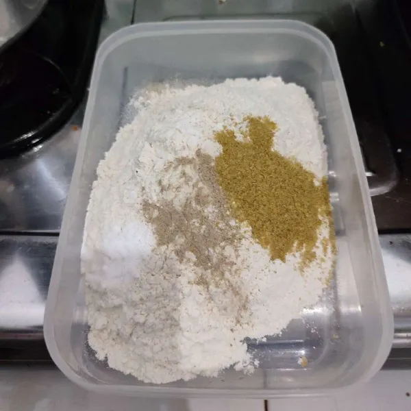Campurkan semua bahan tepung krispy dan aduk rata, kemudian sisihkan.