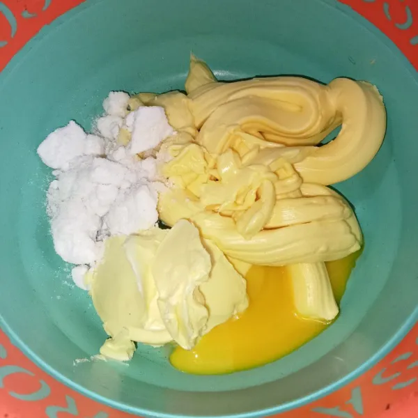 Campur margarin, mentega, kuning telur dan gula halus.