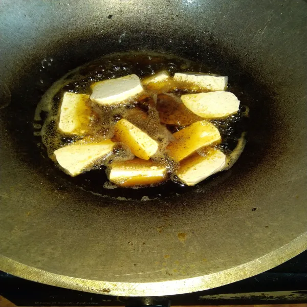 Goreng tahu sampai matang dan kering. Angkat, tiriskan