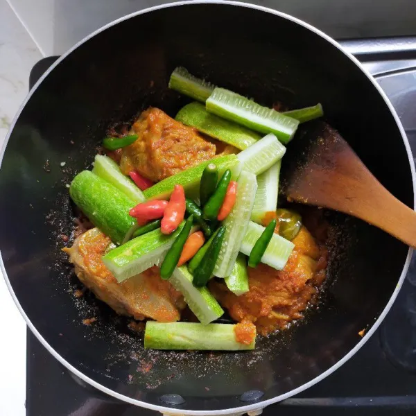 Terakhir masukkan timun dan cabai rawit utuh.