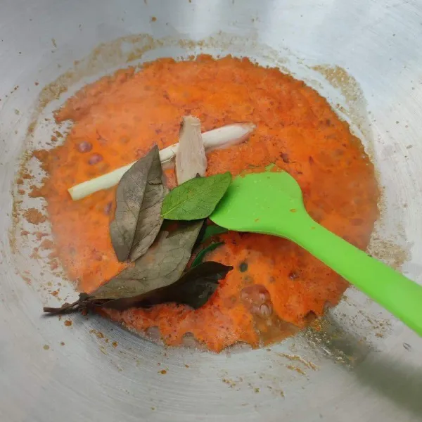 Tumis bumbu halus dengan serai, lengkuas, daun salam dan daun jeruk purut hingga matang dan tanak.