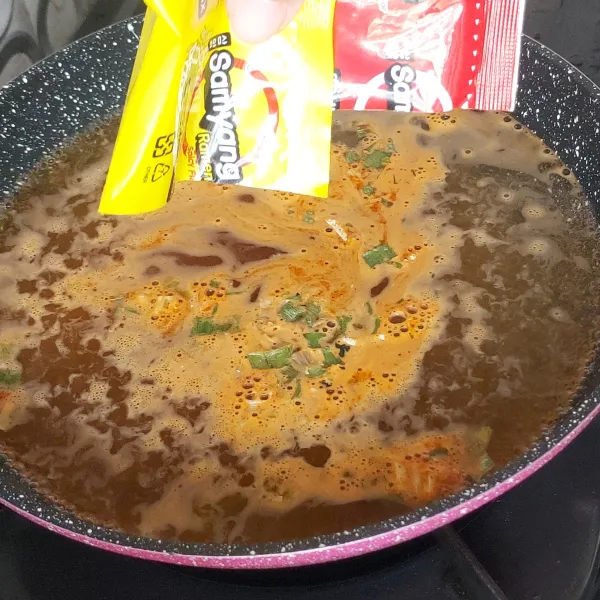 Rebus air dan masukkan bumbu ramen.