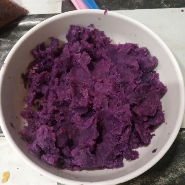 Haluskan ubi ungu.