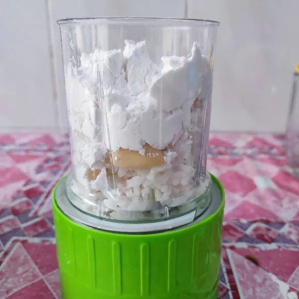 Masukkan nasi putih, bawang putih bubuk, garam, kaldu bubuk, 4 sdm tepung tapioka dan air ke dalam blender. Kemudian blender hingga halus.