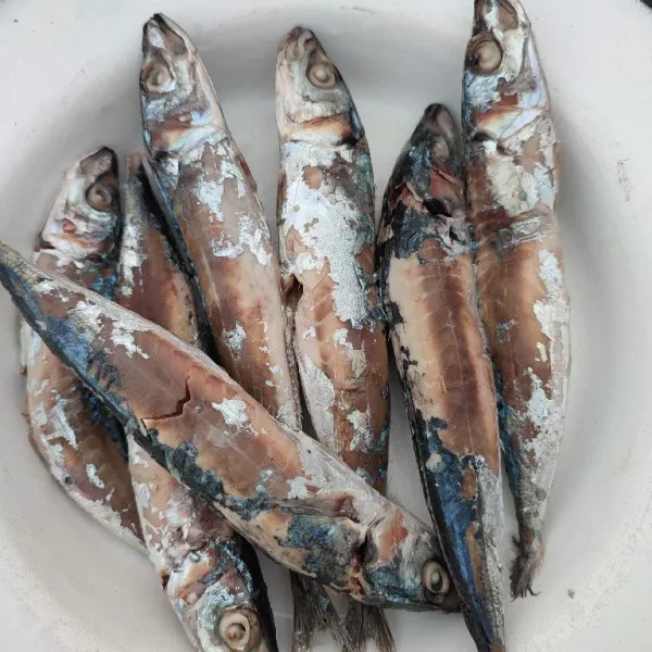 Cuci bersih ikan pindang, kemudian goreng hingga matang.