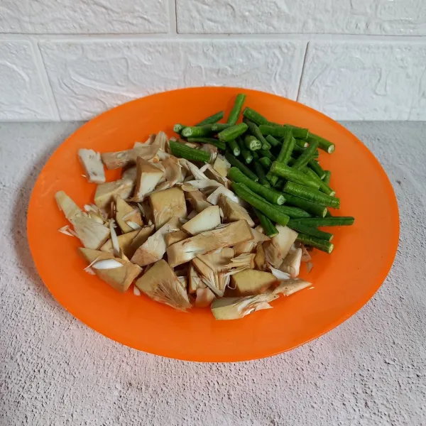 Siapkan tewel rebus dan potong-potong kacang panjang.