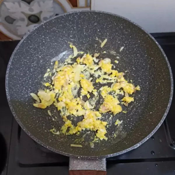 Panaskan sedikit minyak, tumis bawang merah dan bawang putih hingga harum. masukkan telur, lalu orak arik hingga matang.