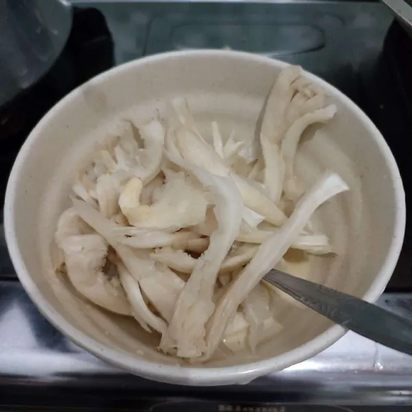 Celupkan jamur tiram ke adonan pencelup, lalu aduk rata.