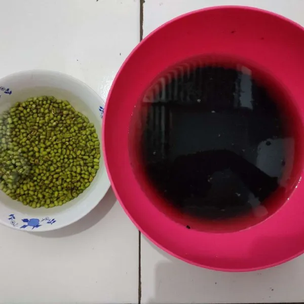 Rendam ketan hitam dan kacang hijau dalam wadah terpisah selama 1 malam (minimal 8 jam).