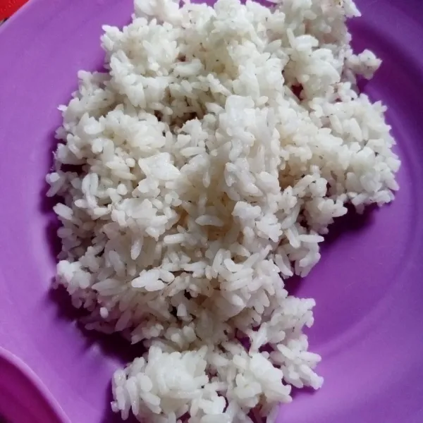 Siapkan nasi putih.