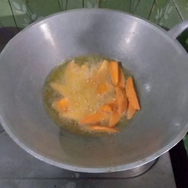 Panaskan minyak goreng ubi hingga matang angkat tiriskan.