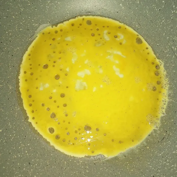 Kocok telur bersama garam, lada dan air. 
Panaskan mentega dengan api sedang cenderung kecil hingga cair. 
Tuang kocokan telur.