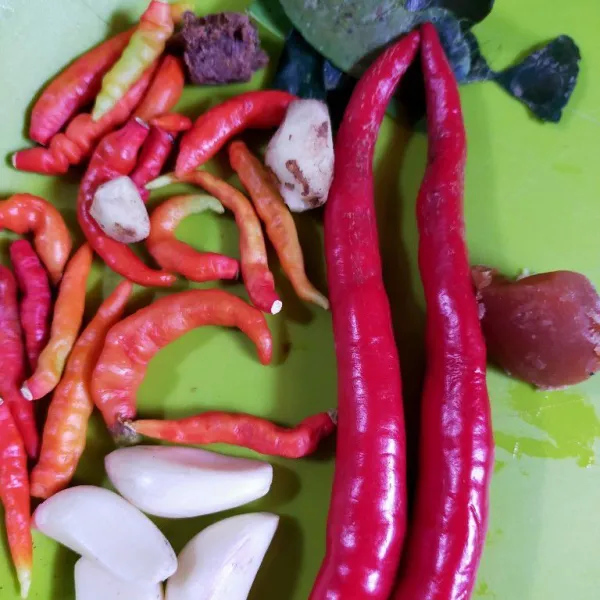 Haluskan bumbu halus.