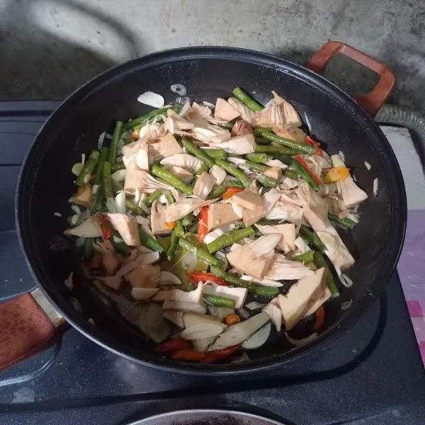 Bumbui dengan garam, gula dan penyedap rasa. 
Masak sampai kacang panjang empuk.