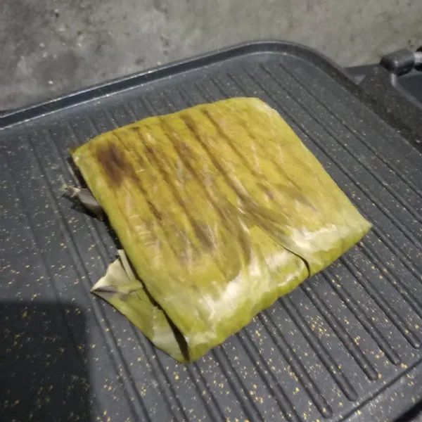 Kemudian panggang sampai daun berubah warna.