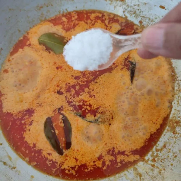 Masukkan santan, masak dengan api kecil. Kemudian bumbui dengan garam, gula, merica bubuk dan kaldu jamur. Koreksi rasa.