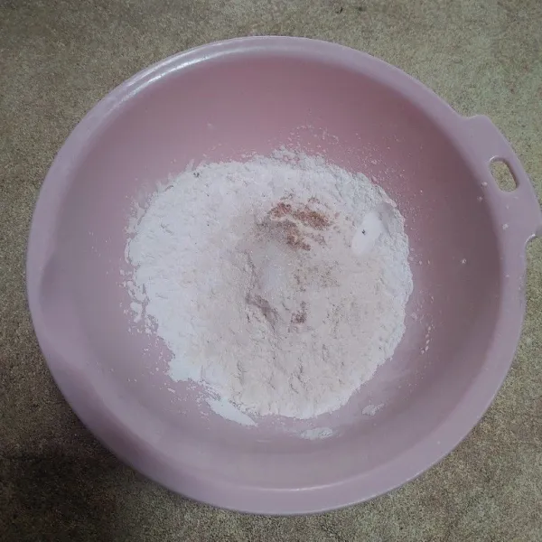Campur jadi satu tepung kanji, tepung terigu, garam, penyedap rasa, dan lada bubuk.