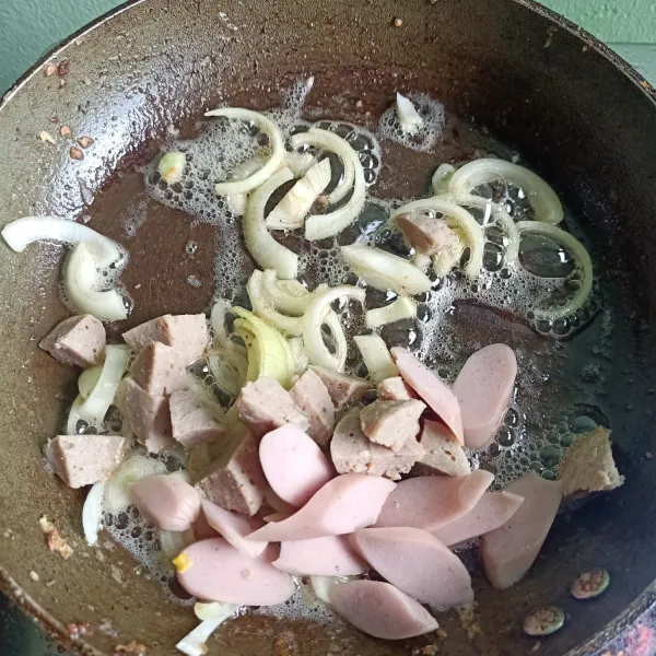 Siapkan wajan lalu beri margarin lalu masukkan irisan baso dan sosis. Oseng sampai setengah matang.