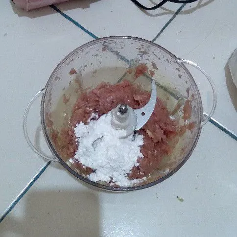 Setelah halus, tambahkan tepung tapioka. Lalu proses kembali hingga tercampur rata.