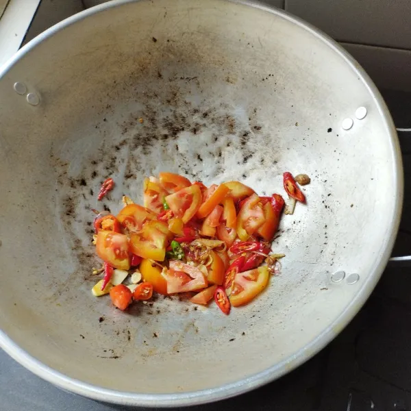 Tambahkan tomat yang sudah dipotong-potong, tumis sebentar.