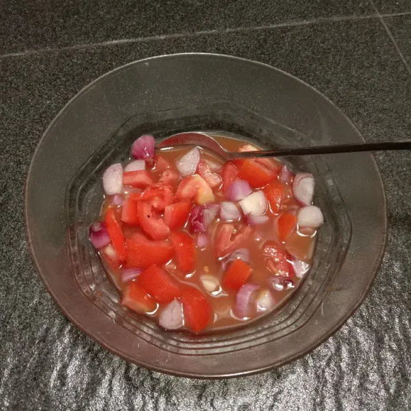 Masukkan cabe, tomat dan bawang ke dalam mangkuk. Saring asam jawa, masukkan ke dalam mangkuk. Beri garam dan kaldu ayam. Aduk rata, tes rasa.