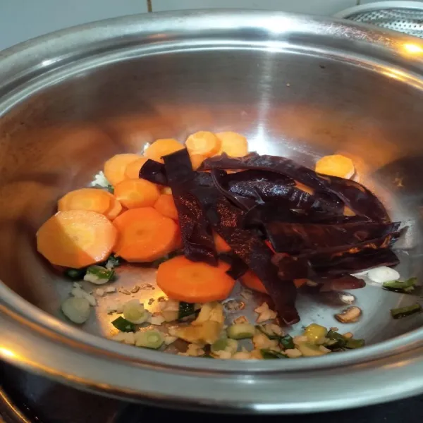 Kemudian masukkan wortel dan jamur kuping, beri air secukupnya. Masak hingga wortel empuk.