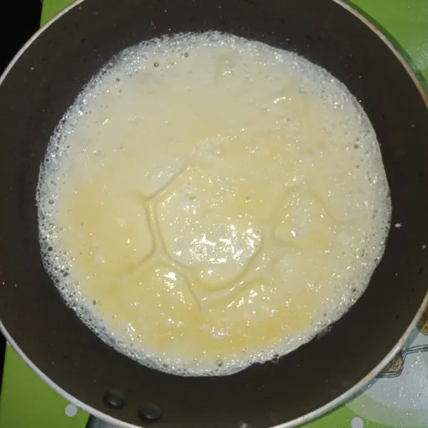 Siapkan teflon, lalu dadar telur hingga matang dan potong memanjang.