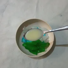Tambahkan krimer kental manis.