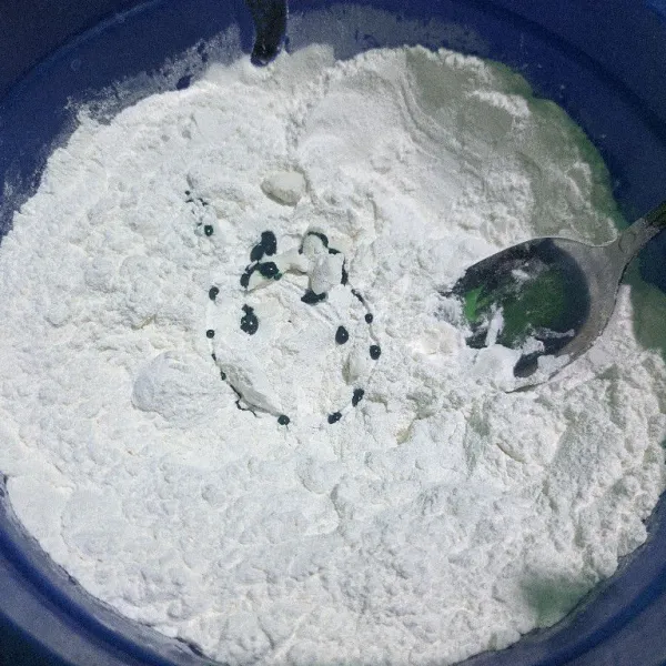 Masukkan pasta pandan hijau ke dalam adonan tepung.