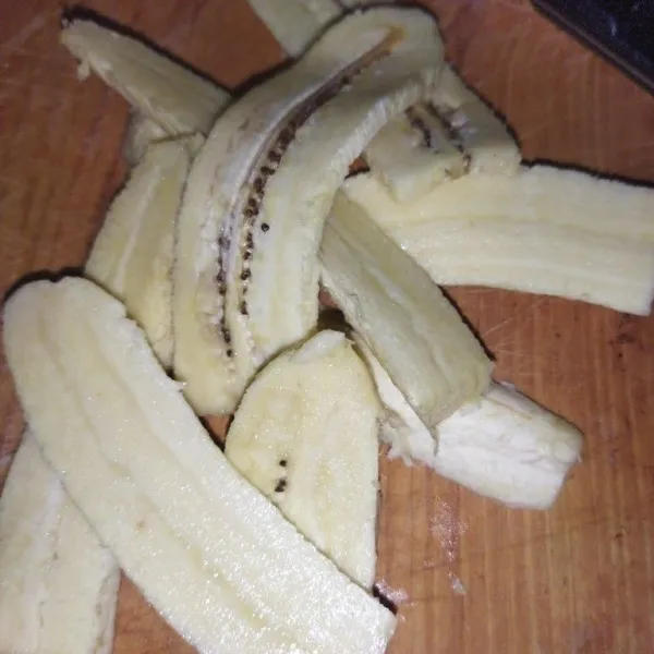 Siapkan pisang tanduk yang sudah dipotong agak tipis dan memanjang.