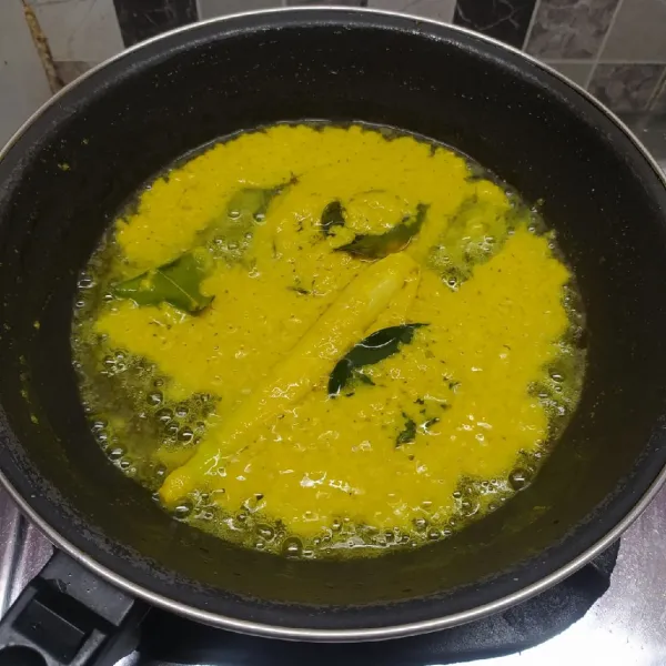 Panaskan secukupnya minyak goreng, tumis bumbu halus, serai dan daun jeruk sampai harum dan bumbu benar-benar matang tidak berbau langu.