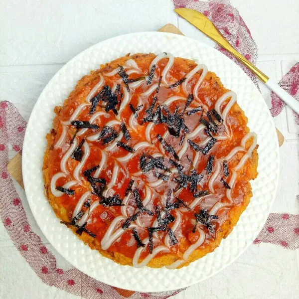 Setelah matang sajikan dengan saus. Saus tomat dioleskan di permukaan okonomiyaki dilanjut saus tomat, mayonais dan nori. Selamat mencobaa!