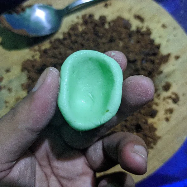 Ambil secukupnya adonan, bentuk cekungan di tengah menyerupai mangkok.