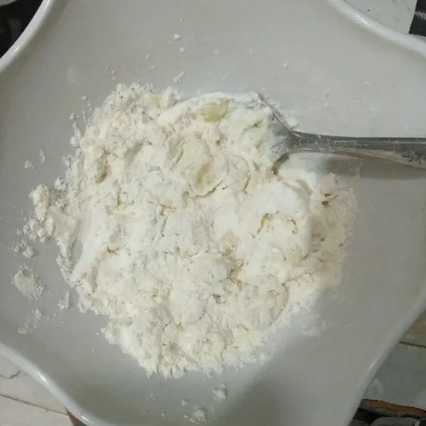 Campurkan tepung terigu, tepung beras, vanili bubuk, garam, gula pasir, dan baking powder, lalu aduk rata.
