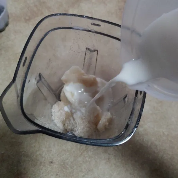 Tambahkan susu dan air, blender hingga halus.