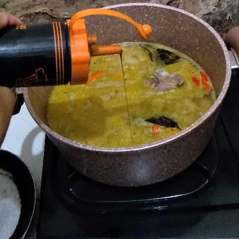 Tambahkan semua bumbu perasa. Kemudian masak hingga daging empuk dan bumbu meresap.