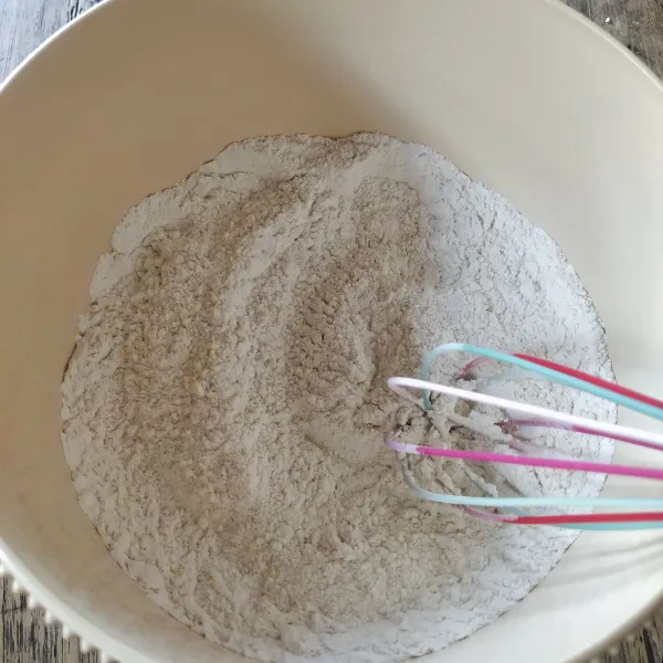 Campur rata tepung beras, terigu, ragi instant & vanili.