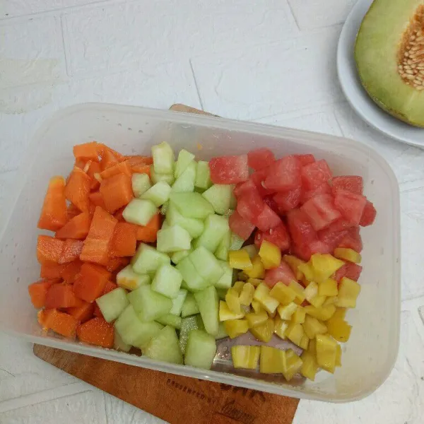 Cuci bersih dan potong dadu buah nangka, pepaya, melon dan semangka.