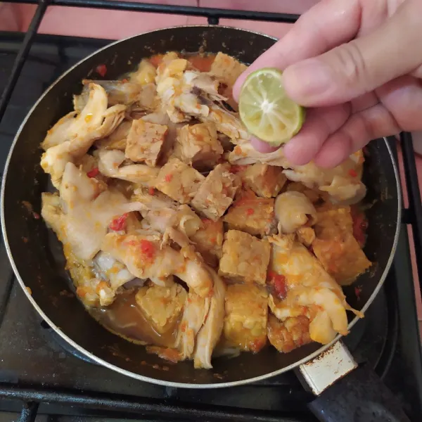 Masak hingga air menyusut.
Sesaat sebelum diangkat, beri kucuran air jeruk limau.
Aduk rata.
