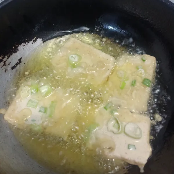 Panaskan minyak lalu goreng tempe sampai matang sekali balik saja ya.