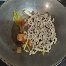Masukkan cabe merah, serai, daun salam, jahe, lengkuas dan daun jeruk. 
Tuang 1 gelas air lalu masukkan usus. 
Aduk rata.
