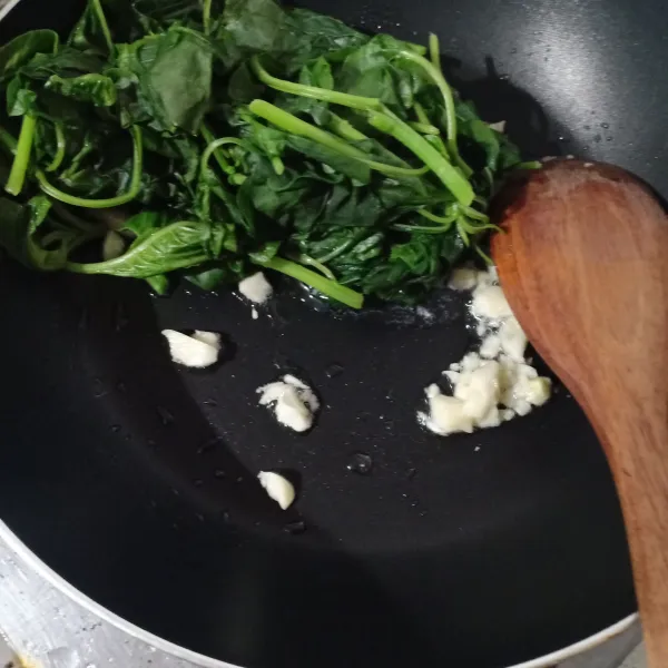 Masukkan bayam.