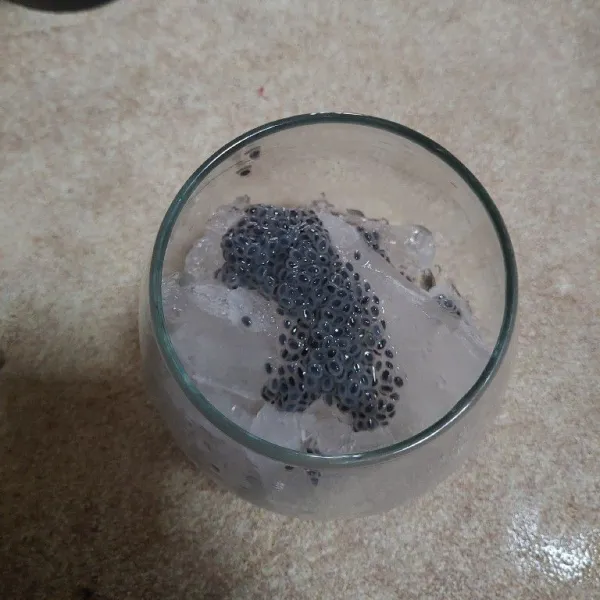 Siapkan gelas, tambahkan es batu dan selasih lalu tuang jus sirsak susu. 
Sajikan.