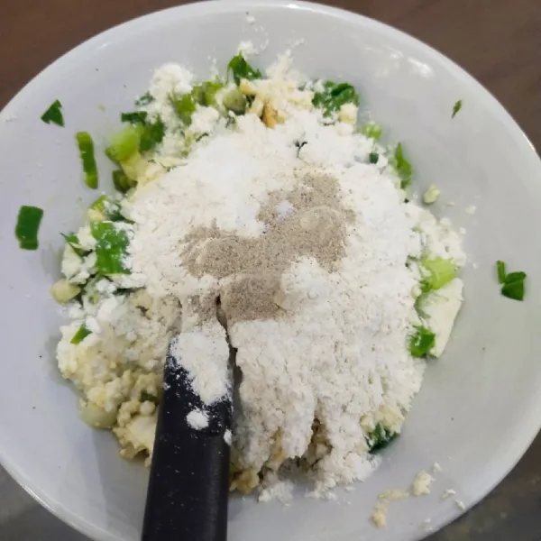 Kemudian tambahkan tepung terigu, garam, merica bubuk, dan penyedap rasa, lalu aduk sampai rata.
