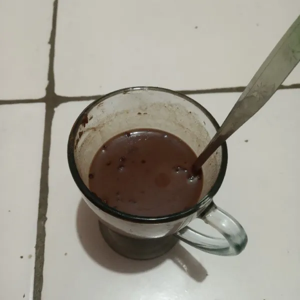 Seduh cokelat bubuk dan skm dengan air panas.