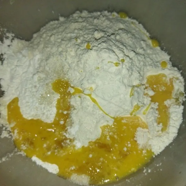 Siapkan wadah, masukkan tepung terigu, tepung tapioka, gula pasir, garam dan telur yang sudah dikocok lepas.