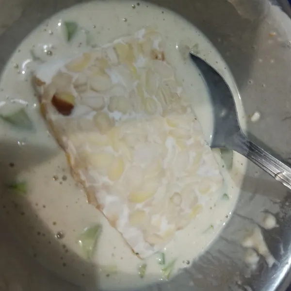 Masukan tempe ke adonan tepung.