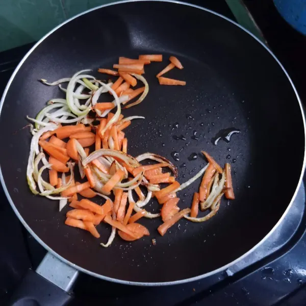 Tumis bawang bombay hingga harum, lalu masukkan wortel dan aduk rata.