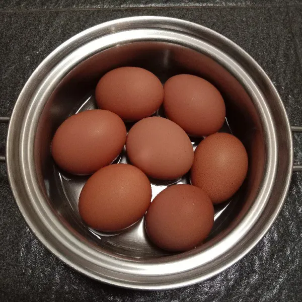 Rebus telur 3-5 menit, Lalu angkat.
